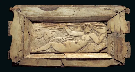 Plaque encadrée avec une figure féminine, d