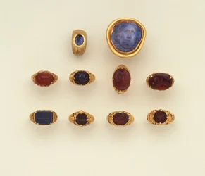 Une bague romaine à intaille en or et calcédoine, un grand camée romain en calcédoine bleu-gris à tête de Méduse et une sélection de bagues, dont deux de style seldjoukide