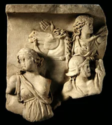Un fragment de sculpture en haut-relief