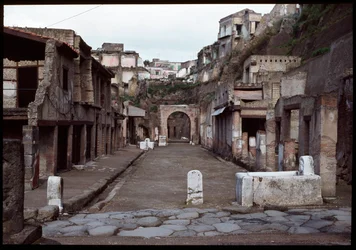 Decumanus maximus et forum, 5ème siècle av. J.-C. - 1er siècle apr. J.-C.