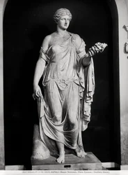Statue féminine appelée Flora Farnese, IIe-IIIe siècle apr. J.-C. (marbre)