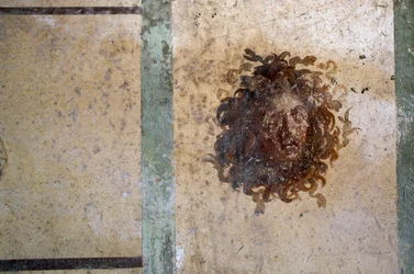 Tête de Gorgone, fresque de la Maison de Caius Julius Polybius, Pompéi (Liste du patrimoine mondial de l