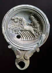 Lampe à huile représentant un char de course avec quatre chevaux (terre cuite)