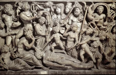Prométhée créant le premier homme. Sarcophage avec représentation du mythe de Prométhée. Avec les personnages de la mythologie grecque et romaine : Prométhée, Psyché, petits amours, Hermès, dieu psychopompe, Parques, Poséidon