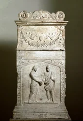 Art romain : autel funéraire orné d