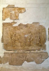 Art romain : initiation aux mystères de Dionysos : célébration de rituels dionysiaques. Bas-relief provenant de la zone de la villa Farnesina. Rome, Museo Nazionale Romano (ou musée des Thermes)