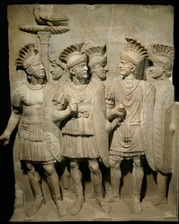 Art romain : relief en marbre représentant la garde prétorienne, des légionnaires et des soldats d