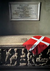 Sarcophage romain utilisé comme tombe de Niccolo Stenone (Niels Stensen ou Steensen), anatomiste et géologue