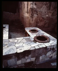 Comptoir en marbre du thermopolium, 5e siècle av. J.-C. - 1er siècle apr. J.-C.
