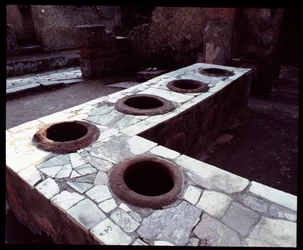 Comptoir en marbre du thermopolium, 5e siècle av. J.-C. - 1er siècle apr. J.-C.