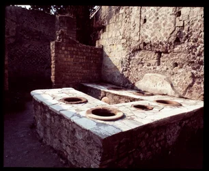 Comptoir en marbre du thermopolium