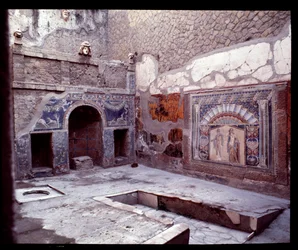 Vue du triclinium de la casa di Nettuno e Anfitrite, 5e siècle av. J.-C.-1er siècle apr. J.-C.