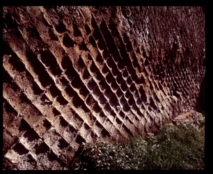 Vue des murs construits avec la technique de construction opus reticulatum, 5e siècle av. J.-C.-1er siècle apr. J.-C.