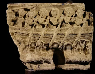 Chapiteau sur colonnes jumelles représentant des rameurs dans un bateau