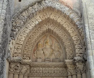 Christ en gloire entre saint Paul et saint Pierre, faux portail (sculpture)