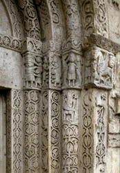 Détail de la façade côté droit de la porte de la Basilique, début du 12ème siècle