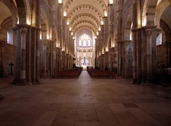 Intérieur de la Cathédrale de Vézelay : La nef