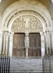Portail de la cathédrale Saint-Lazare (le tympan sculpté illustre le Jugement dernier), Autun