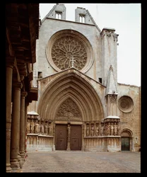 Art roman et gothique : façade de la cathédrale Sainte Thècle à Tarragone