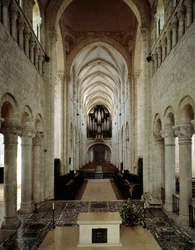 Art roman : vue intérieure de la basilique de Saint-Benoît-sur-Loire (Loiret) construite entre le 11ème et le 13ème siècle