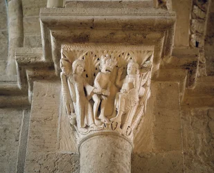 Le diable montre une femme à saint Benoît pour le tenter, chapiteau du narthex (sculpture)