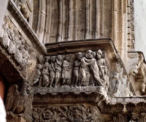 Le baiser de Judas (frise du portail)