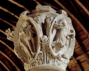 Tons du chant grégorien : le troisième (passion et résurrection du Christ) et Tintinrection du Christ (à droite), Chapiteau du chœur (sculpture)