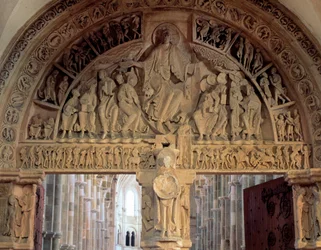 Tympan du Basilique de Vézelay représentant le Christ en majesté (Jésus-Christ en gloire est représenté à l