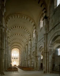 Vue de la nef centrale de la basilique Sainte-Marie-Madeleine (1096-1106), Vézelay, Yonne