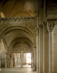 Vue du narthex et du tympan central représentant la mission des apôtres. Basilique Sainte-Marie-Madeleine, Vézelay