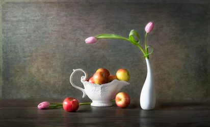 Pommes et tulipes élégantes