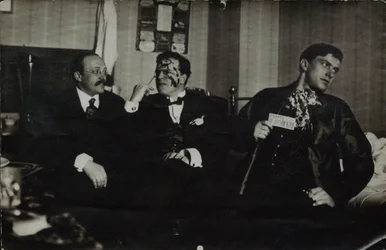 Vladimir Maïakovski (à droite) avec David Bourliouk (au centre) et Andreï Chemchourine, 1914, Moscou
