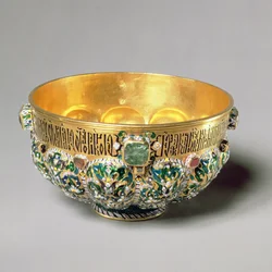Bol embossé serti de gemmes cabochon et décoration polychrome, 1653