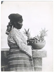 Mme Harding, qui marche 30 miles par jour, vers 1920 (tirage argentique)