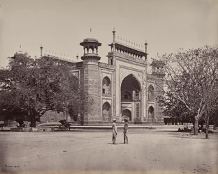 Agra. La porte des jardins entourant le Taj Mahal