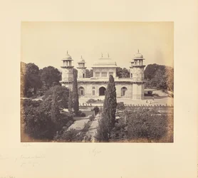 Agra ; le mausolée du prince Etmad-Dowlah, depuis la porte