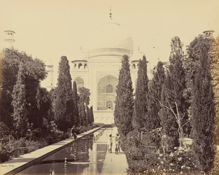 Agra ; le Taj, vu depuis la fontaine