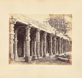 Delhi ; Colonnade de piliers hindous au Kutub Minar, côté est