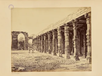 Delhi ; colonnade de piliers hindous au Qutb Minar, côté nord