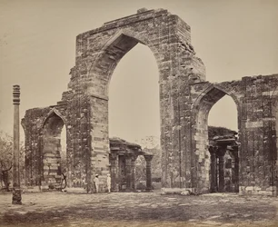 Delhi. Grande arche et pilier de fer près du Qutub Minar, ruines du vieux Delhi