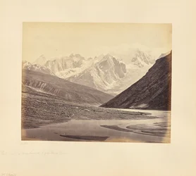 Vue lointaine des sommets enneigés au sud du glacier Shigri