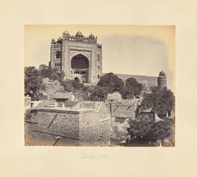Fatehpur Sikri; la grande porte, vue du village