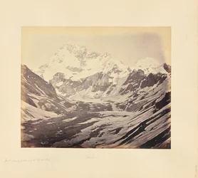 Grand sommet enneigé, au sud du col de Hampta