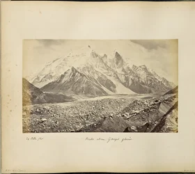 Chaîne de sommets enneigés au-dessus du glacier de Gangotri