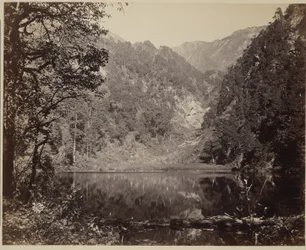 Petit lac dans les montagnes