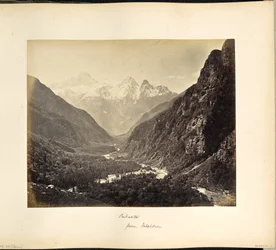 Vallée boisée depuis Fulaldaru, avec les pics de Srikanta au loin