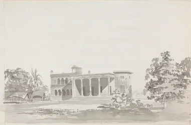 Grand bâtiment avec colonnade