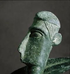 Culture nuragique (nuraghes) sarde : tête de guerrier en bronze. VIIIe-VIIe siècle av. J.-C. Cagliari, Museo Nazionale Archeologico, Sardaigne, Italie