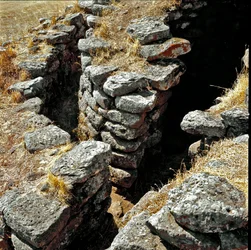 Culture nuragique (nuraghi) sarde : ruines de la ville nuragique sur le site mégalithique de Losa : une des tours défensives. XVe siècle av. J.-C. Abbasanta, Sardaigne, Italie