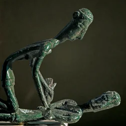 Culture nuragique (nuraghes) sarde : groupe sculpté de lutteurs en bronze. Provenant du mont Arcosu. VIIIe-VIIe siècle av. J.-C. Cagliari, Museo Nazionale Archeologico, Sardaigne, Italie